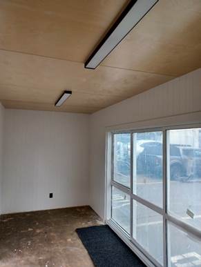 A room with a window and a carpet

Description automatically generated